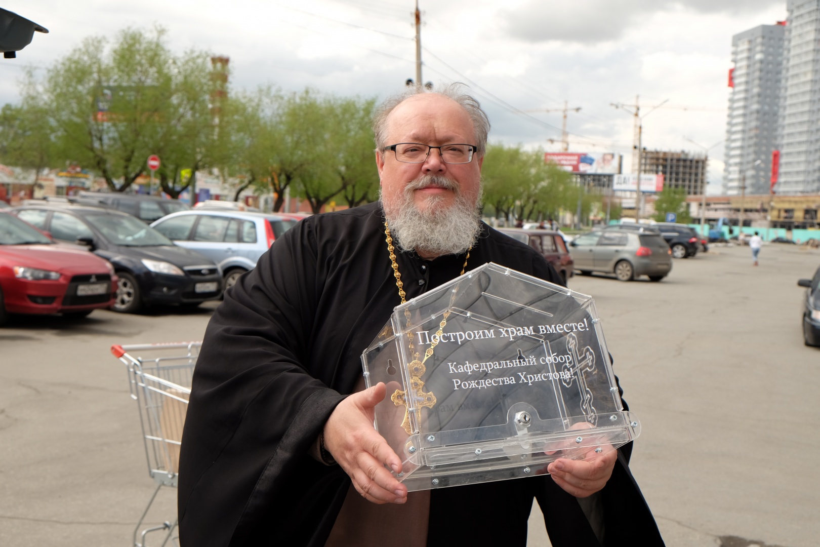 Церковь просит денег. Милостыня у церкви. Церковь просит денег. Нищие у храма. Ящик для пожертвований в храме.