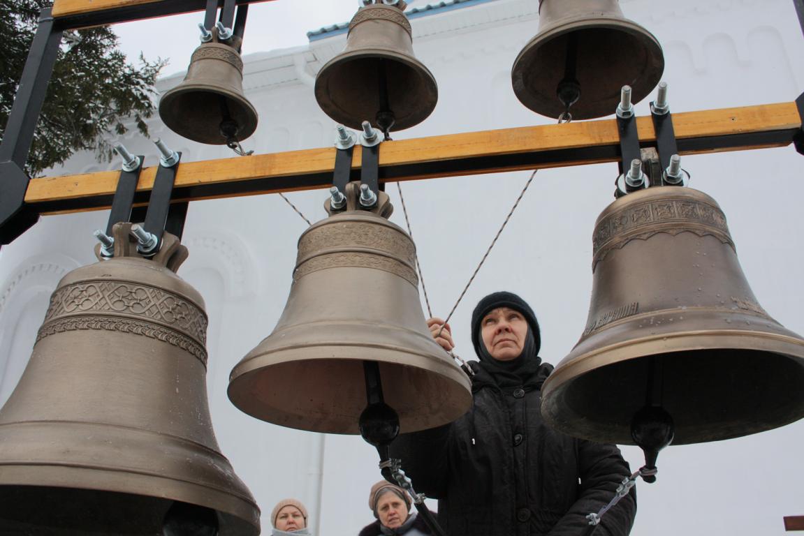 Колокола в церкви. Колокола новые. Именной колокол на колокольне. Шуйский колокол 1888. Колокольчик церковь.