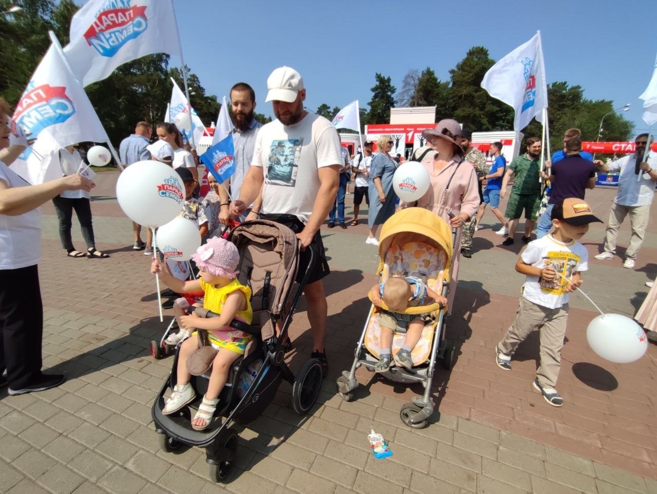 Город челябинск семья. Парад семей. Дети семьи парад. День города семейный парад. Парад семьи идеи.