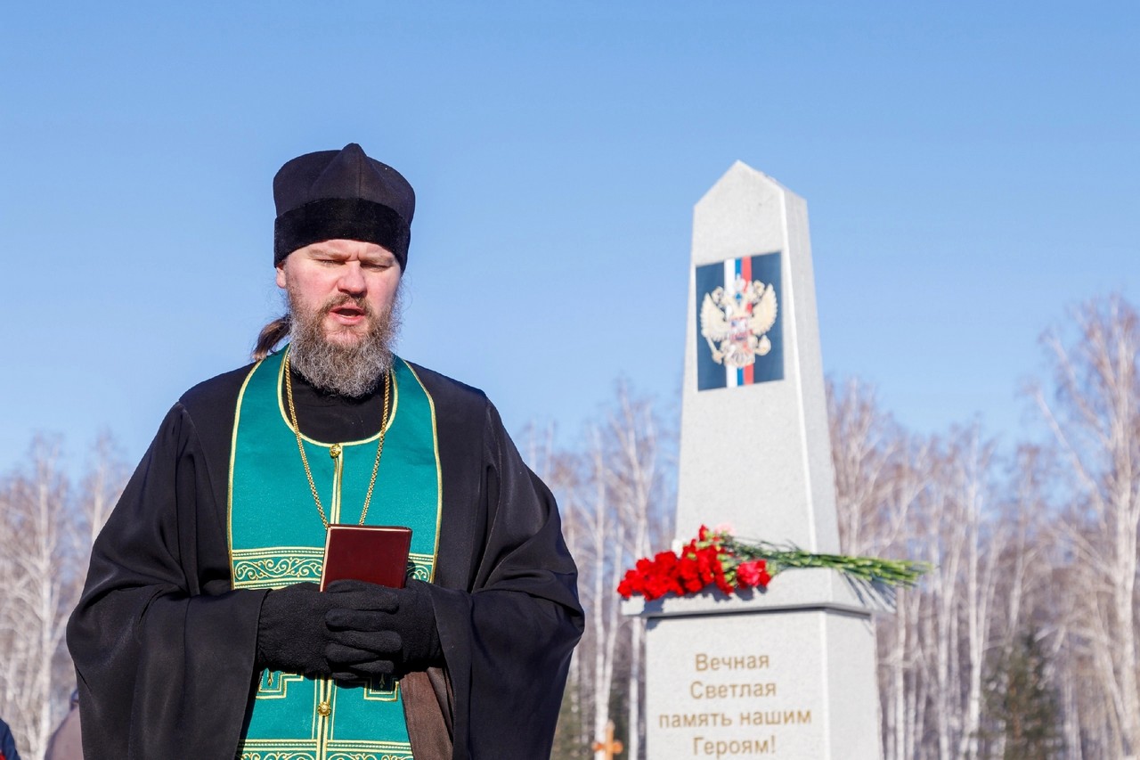 Священник совершил панихиду на аллее ZOV в память о героях, погибших в ходе  СВО