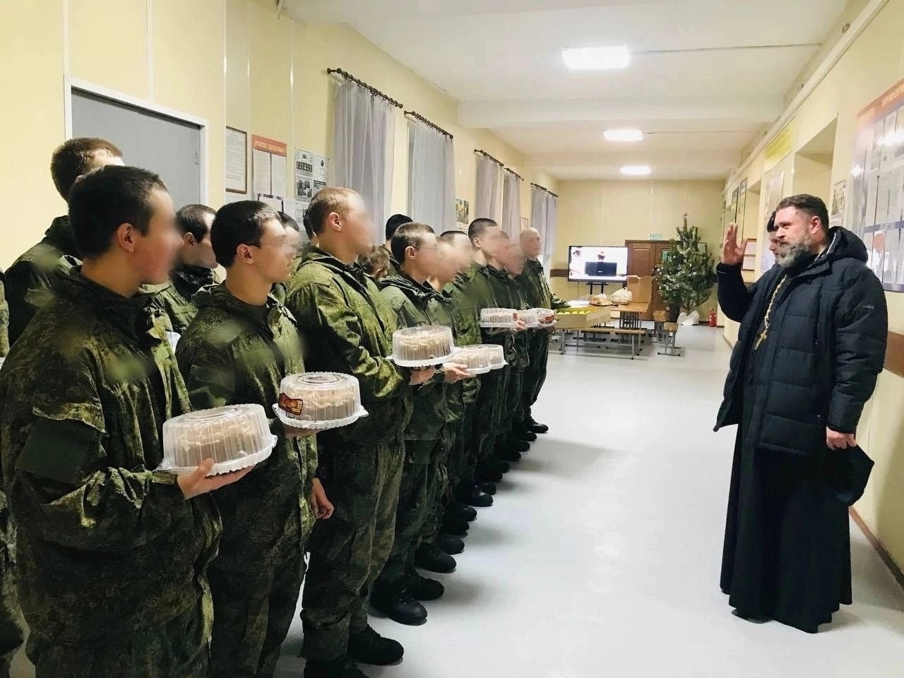 Православный священник порадовал солдат челябинской авиационной дивизии  свежей праздничной снедью