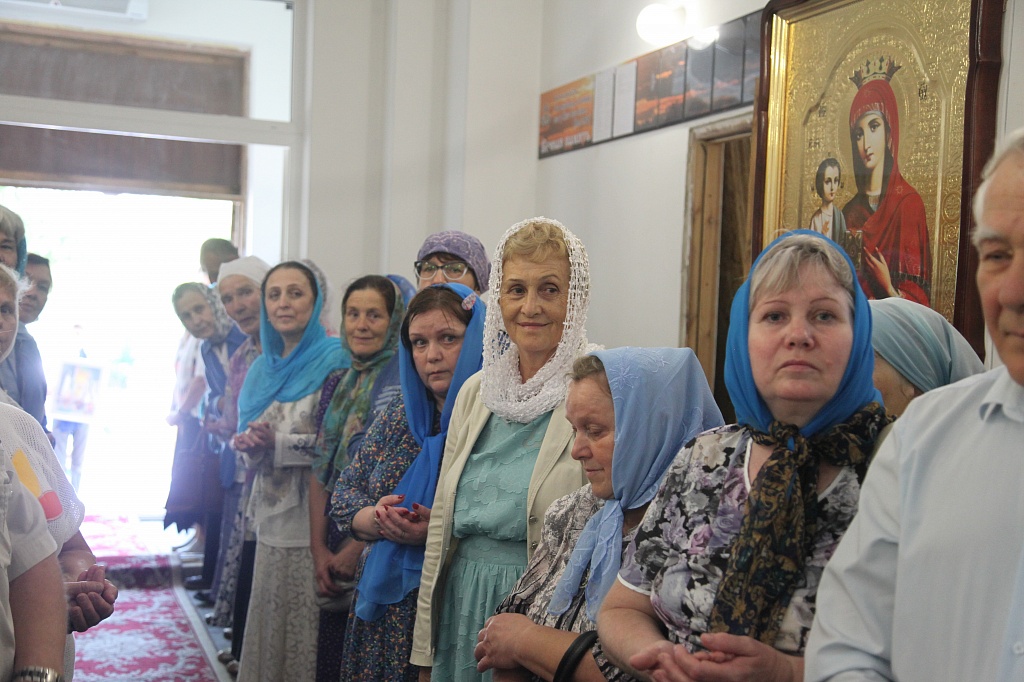 Храм достойно есть. Миасское есть церковь. Митрополит алексий челябинский. Храм достойно есть. Храм достойно есть миасс фотографии.