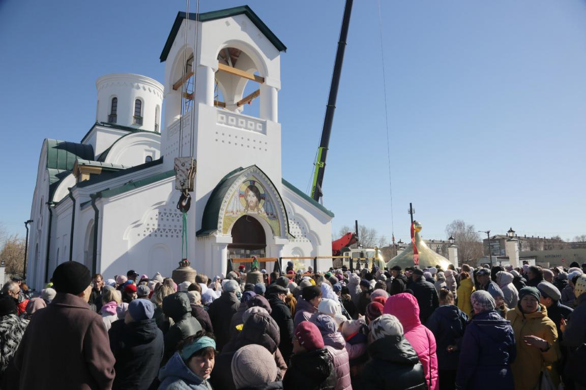 В посёлке Роза освятили купола и колокола строящегося храма