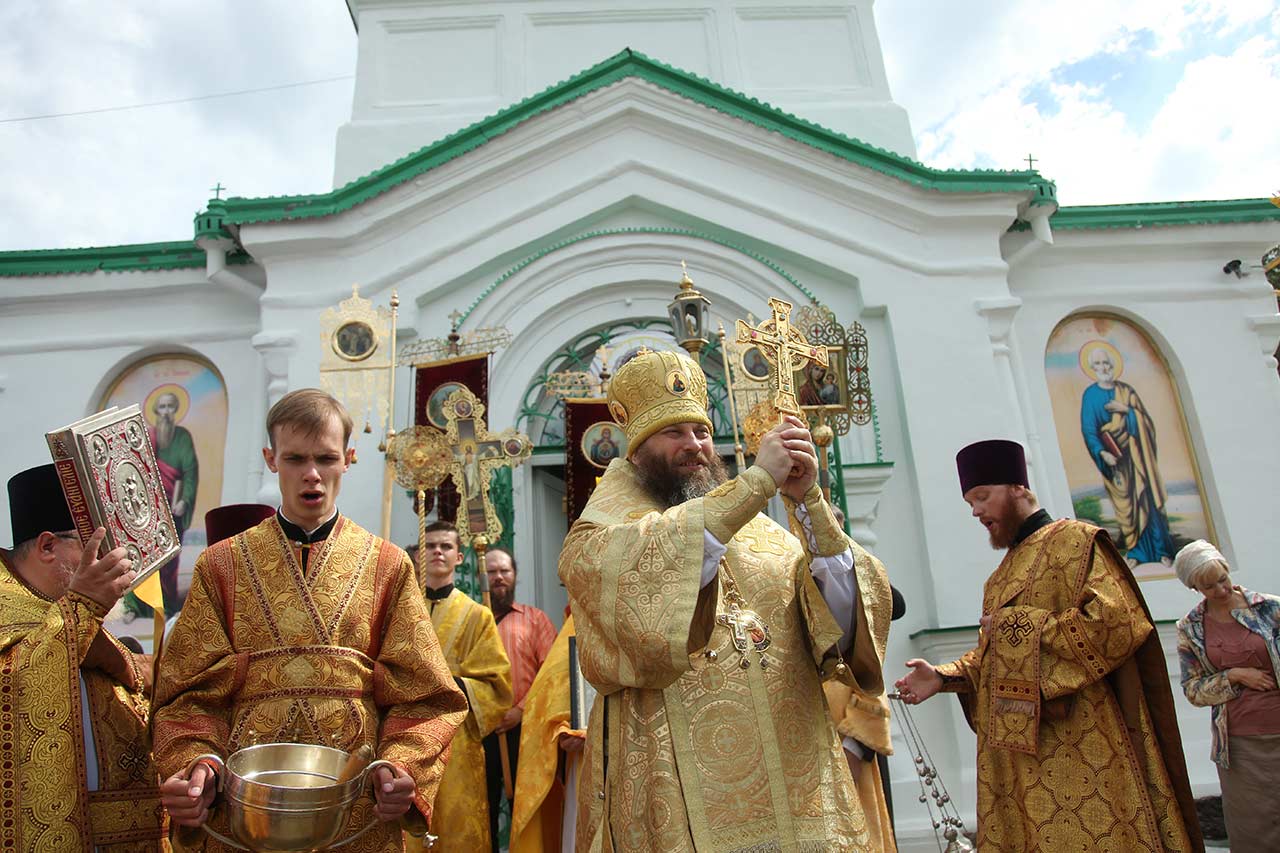 Митрополит Никодим на Божественной литургии в Петропавловском храме Коркино