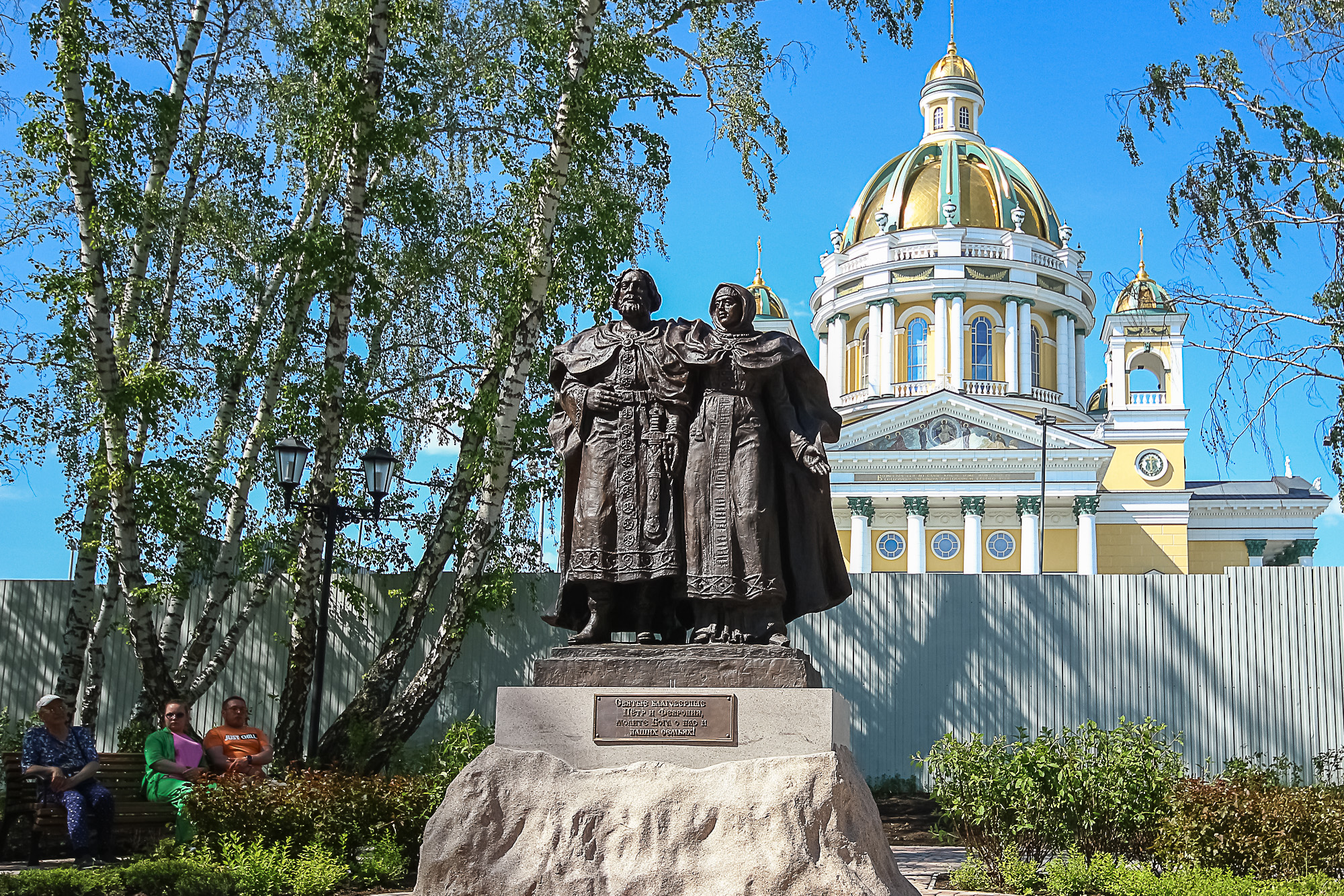 В Рождественском сквере Челябинска открыли памятник святым Петру и Февронии