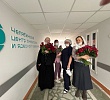 Пациенток челябинского онкоцентра поздравили с Днем весны и подарили 500 роз