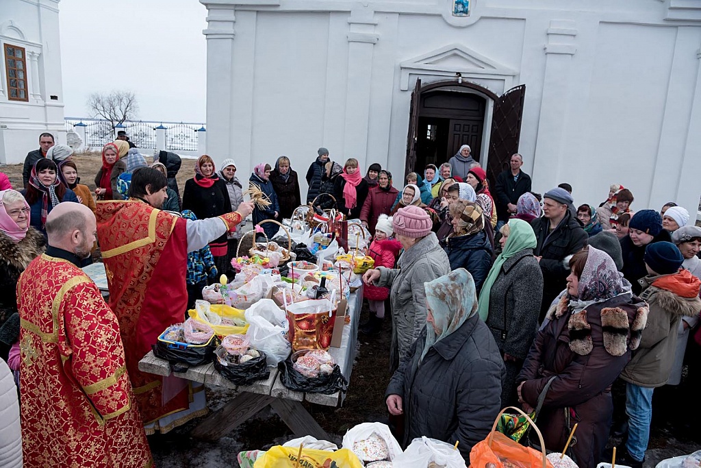 Когда пасха в апреле. Чернушка Пасха Церковь. Магазин около церкви большой Куяш. Картинки женщины на Пасху в апреле без церквей.