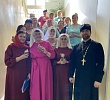 Настоятель и сестры милосердия храме Иерусалимской иконы Божией Матери поздравили с Пасхой пациентов паллиативного отделения 