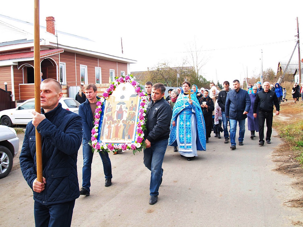 Погода харлуши челябинская область. Настоятель храма в селе большие Харлуши. Харлуши храм Покрова. Храм в Харлушах Челябинская область. Настоятель храма в деревне большие Харлуши Челябинской области.