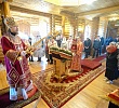 В четверг Светлой седмицы митрополит Алексий совершил Литургию в храме Живоначальной Троицы в деревне Верхние Караси