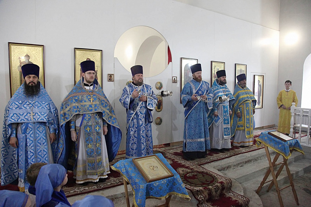 Службы в храмах на радоницу расписание богослужений. Церковь миасс машгородок. Храм достойно есть. Храм достойно есть миасс расписание. Храм достойно есть миасс.