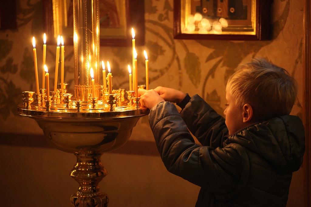 Молюсь и верю. Как правильно чистить квартиру церковной свечой.