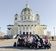 Окропили святой водой и дали позвонить в колокола: первоклассники челябинской школы посетили собор Рождества Христова