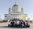 Окропили святой водой и дали позвонить в колокола: первоклассники челябинской школы посетили собор Рождества Христова