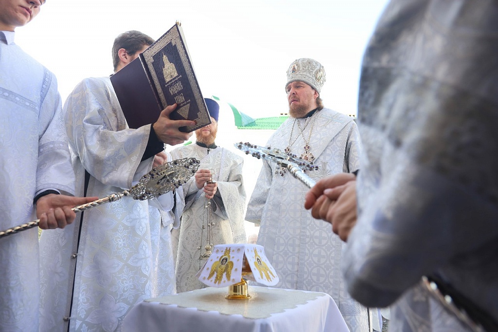 Чинопоследование крещения. Чин освящения свечей на Сретение. Храм духа Святого освящённый платок. Чин освящения нового дома Требник.