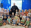 Священник рассказал дошкольникам о едином смысле Рождества и Крещения