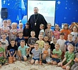 Священник рассказал дошкольникам о едином смысле Рождества и Крещения