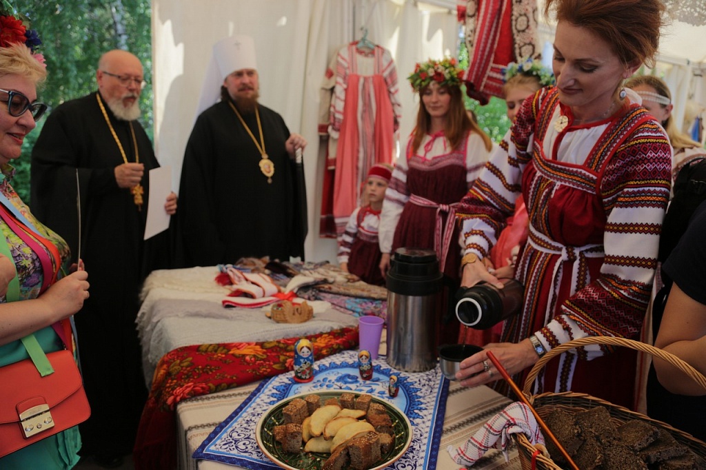 Посетить праздник. Фольклорный праздник к Дню письменности.