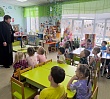 Настоятель храма Благовещения в Миассе рассказал дошкольникам о Кирилле и Мефодии и старинных православных книгах 
