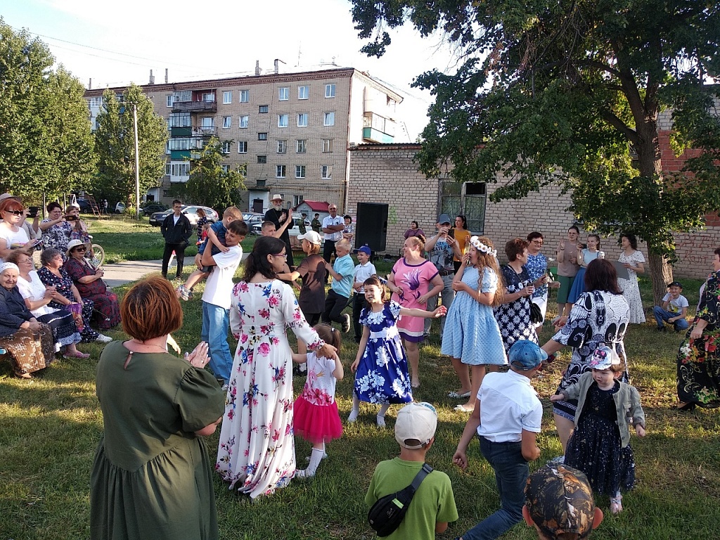 Парад семей на день семьи. Парад семей. День города семейный парад. Картинка семья на параде.