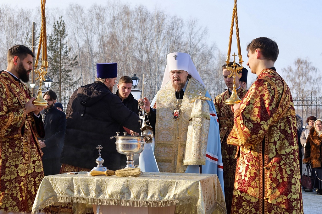 Молитвенный чин. Строящийся храм. Строительство храма. Митрополит Челябинский и Миасский. Исаклы храм Архангела Михаила.