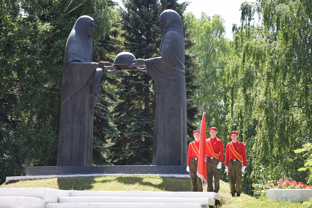 Мемориал памяти и скорби. Мемориал память скорбящие матери. Мемориал память скорбящие матери Челябинск. Монумент Скорбящей матери Челябинск. Памятник скорбящим матерям Челябинск.