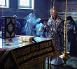 Митрополит Алексий совершил вечерню с чином выноса Плащаницы Господа в Свято-Симеоновском соборе 
