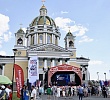 Более двух тысяч южноуральцев посетили праздник в честь святых Кирилла и Мефодия у собора Рождества Христова