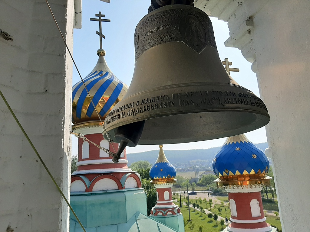 Колокол православный на белом фоне